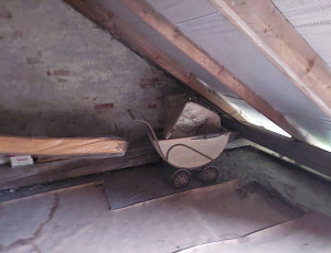 Zateplení stropu zděného rodinného domu pomocí foukané izolace